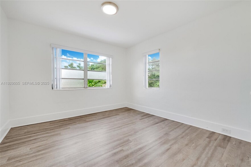 Building Photo - 1736 SW 9th St