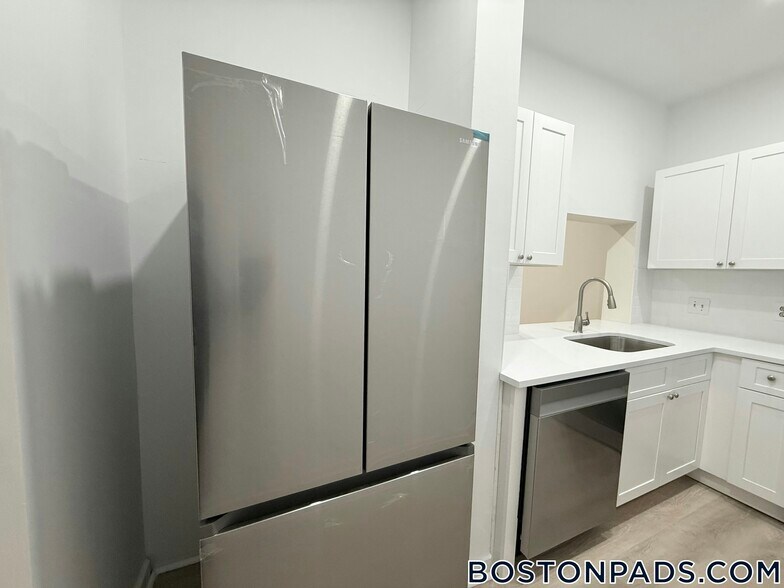 Building Photo - 452 Park Dr