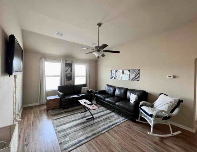 Building Photo - 820 Osage Dr