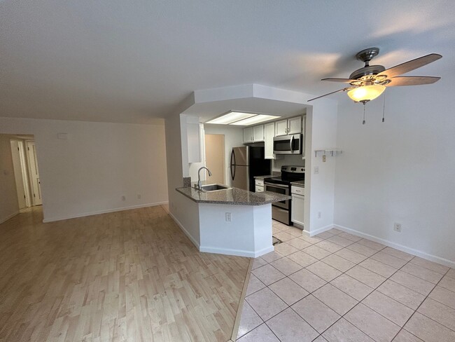 Building Photo - Gorgeous move-in-ready, 2 bedroom/2 bathro...