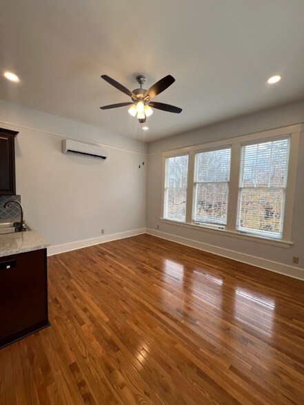 Building Photo - 516 E 8th St