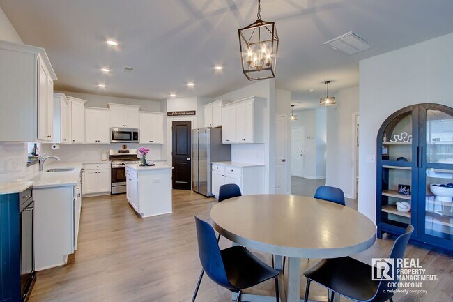 Building Photo - 214 Honey Horn Dr