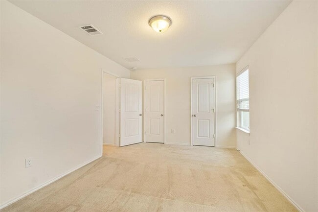 Building Photo - 907 Solitude Dr