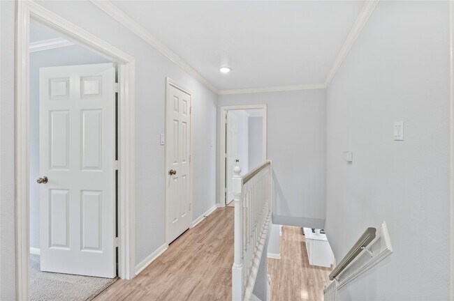 Building Photo - 911 Montview Dr