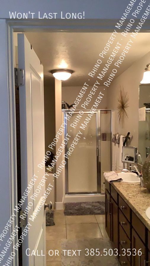 Building Photo - 3 Bed/3.5 Bath End Unit Townhouse in Sandy