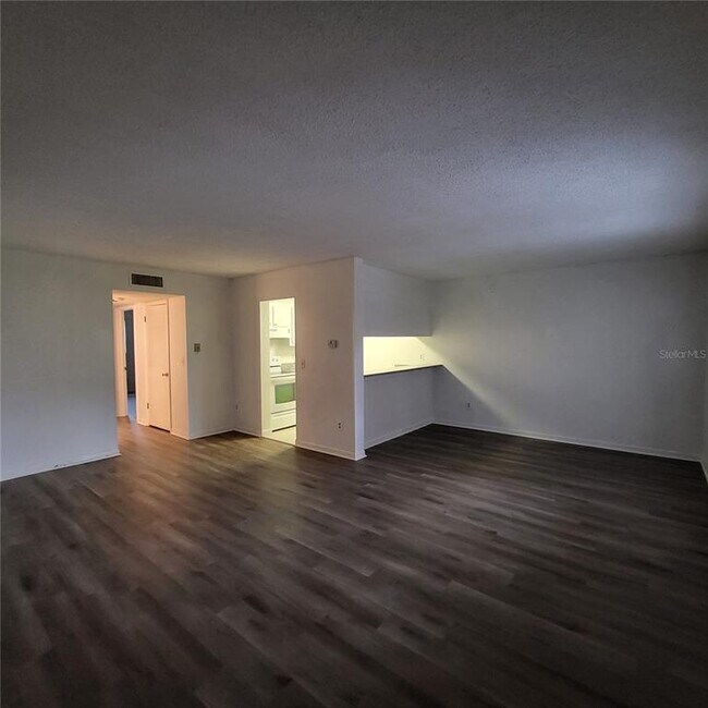 Building Photo - 2525 W Bay Dr