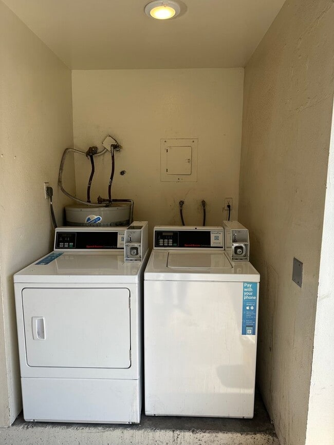 Building Photo - Beautiful 2BR/1BA two story condominium of...