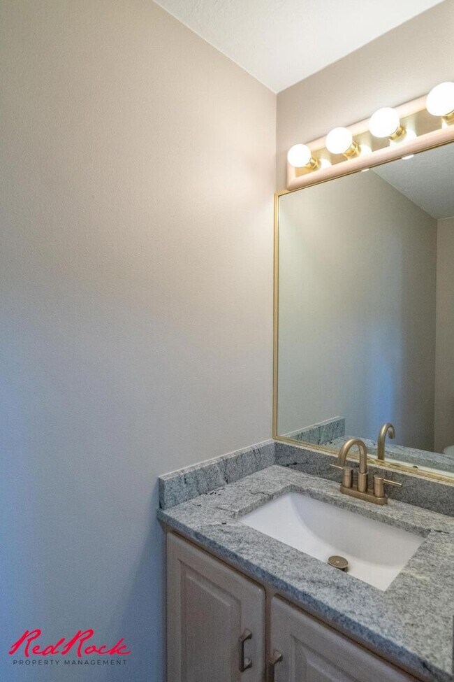 Building Photo - Spacious 6 Bedroom Home with a Balcony!