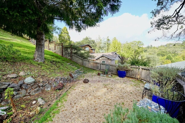 Building Photo - Lovely Two-Story Home With 3 Bedrooms and ...