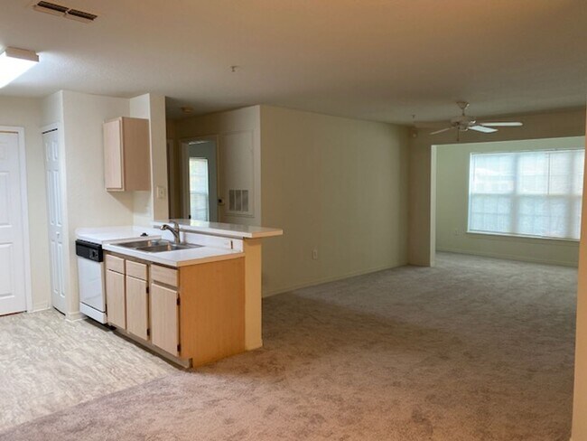 Building Photo - Spacious 1st Floor 2 Bed, 2 Bath Condo with New Carpet | Gated Community Near Universal Studios!