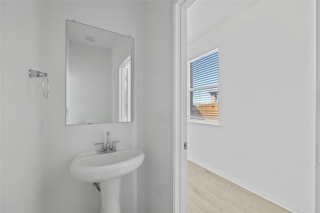 Building Photo - 321 Brody Ln