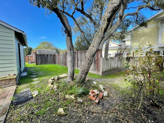 Building Photo - Adorable Two-Bedroom in the Hillcrest Area of Pacific Grove!