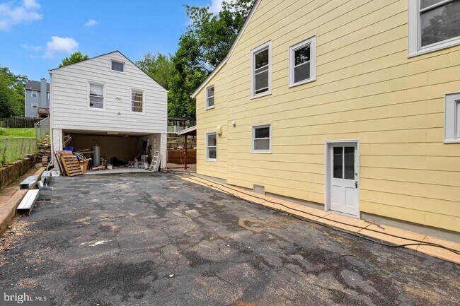 Building Photo - 710 Silver Spring Ave