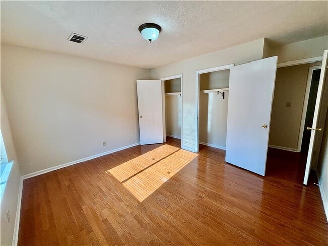 Building Photo - 880 Stillwater Ln