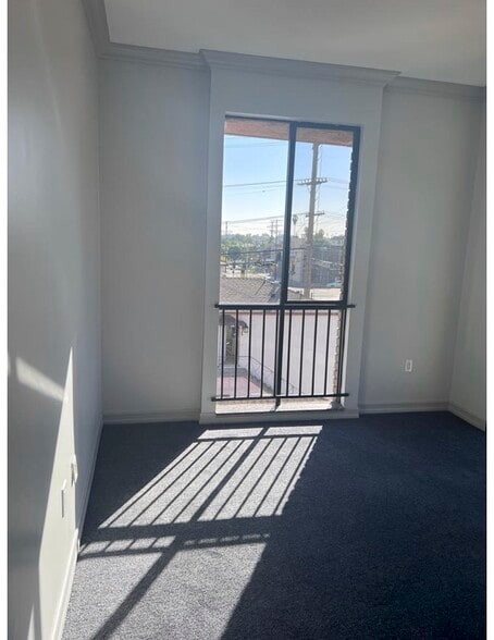 Building Photo - 1132 S Doheny Dr