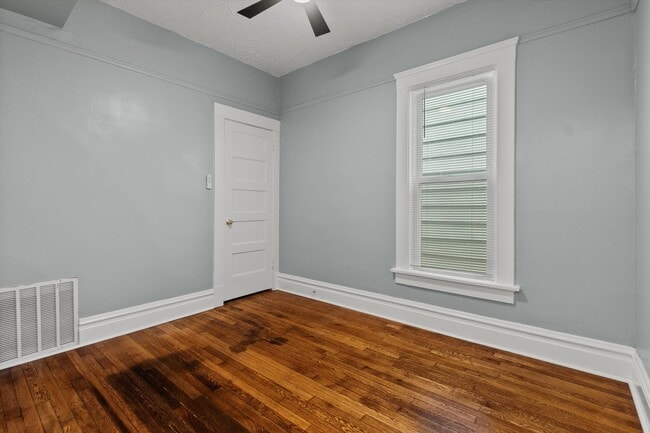 Building Photo - 820 E 89th Pl