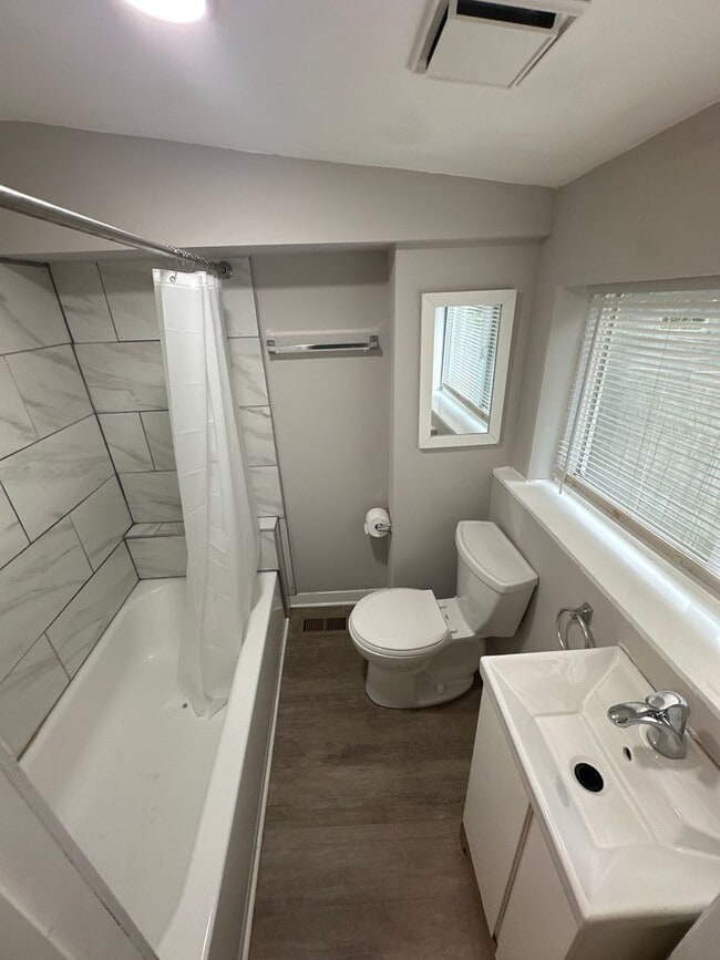 Building Photo - Renovated 3 bed townhome