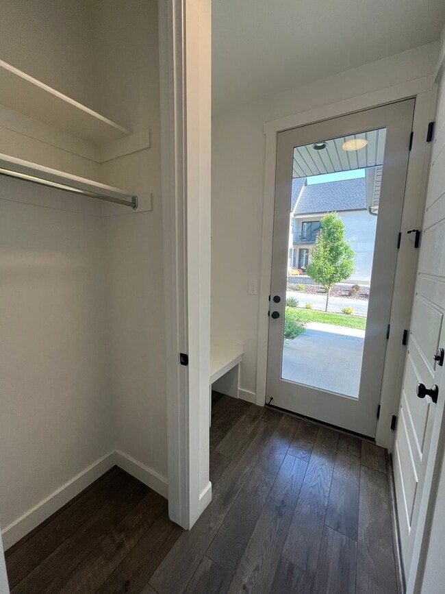 Building Photo - Spacious 3 Bed 2.5 Bath Home Available Jun...