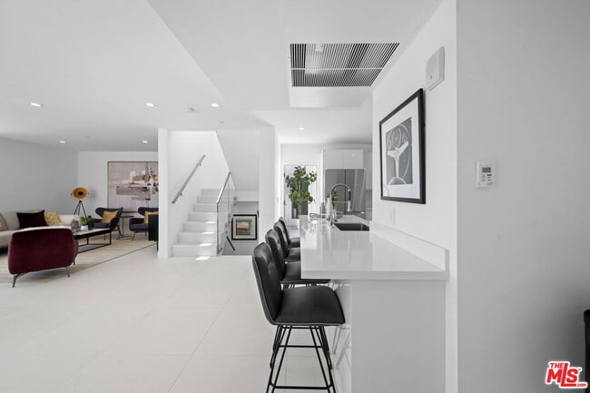 Building Photo - 621 Kings Rd