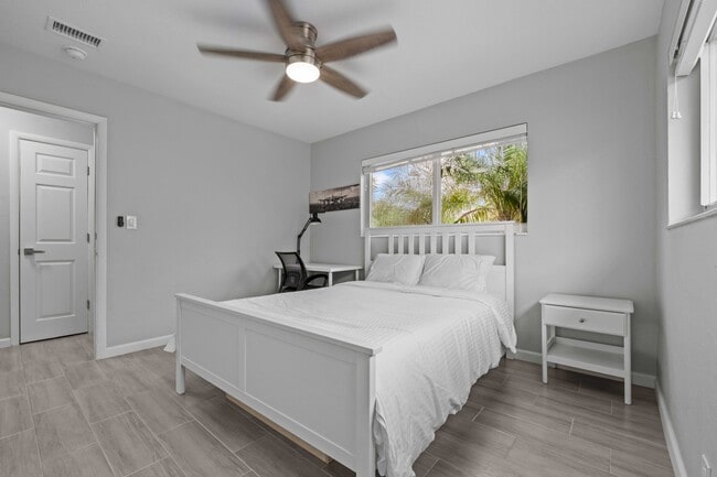 Building Photo - 1007 NE 9th Ct