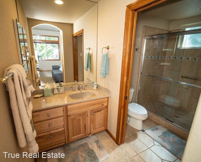 Building Photo - 4 br, 3.5 bath House - 243 E Jeffrey Pine Rd