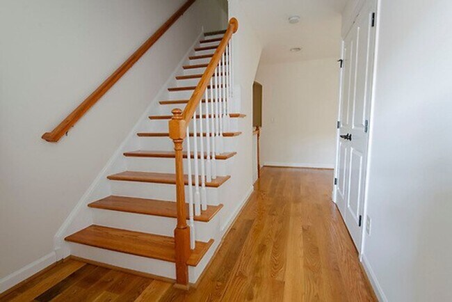 Building Photo - Gorgeous 3 Bedroom 2.5 Bathroom Townhome- Located in Stone Creek Village, Cary! Available August ...