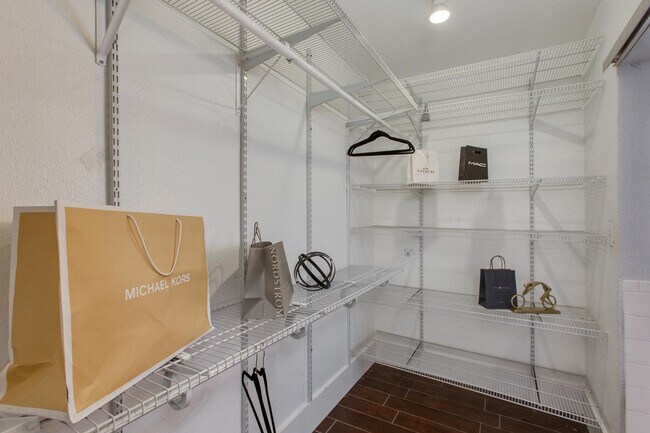 Building Photo - 510 E Belmont Ave