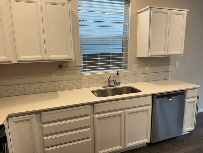 Building Photo - Newer 4 bedroom 2.5 bathroom house! AVAILA...