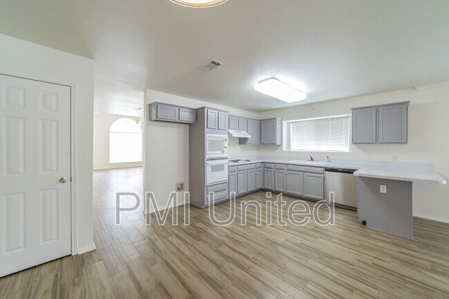 Building Photo - 2758 Red Oak Dr