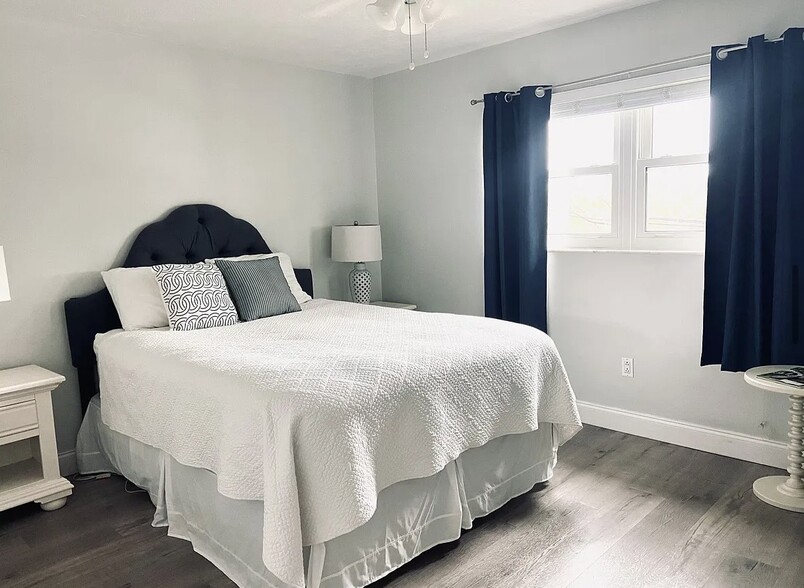 Queen size bed. Great light. - 3575 Gulf Blvd