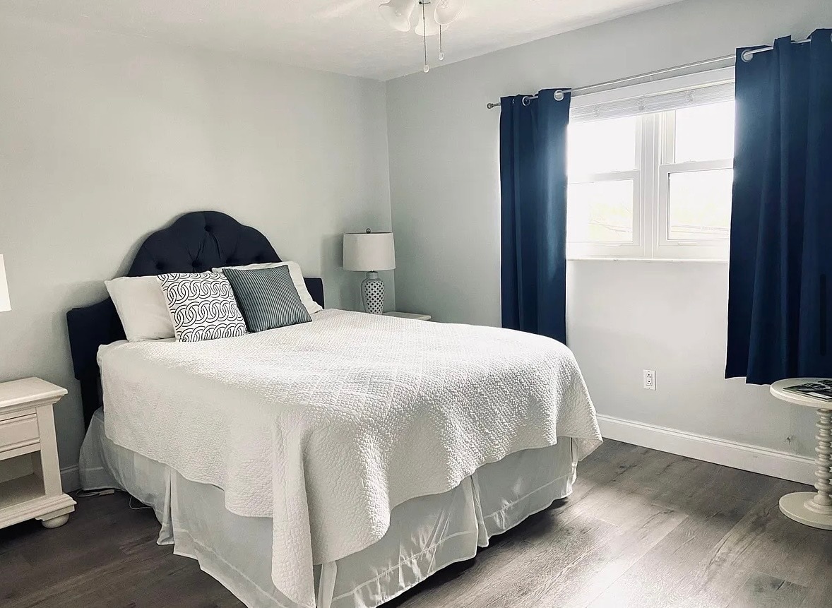 Queen size bed. Great light. - 3575 Gulf Blvd