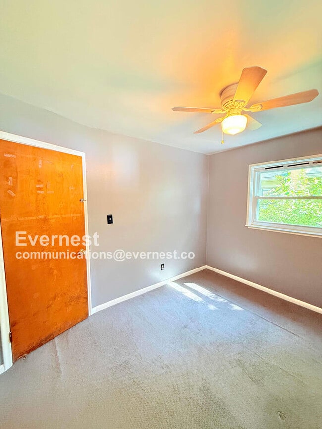 Building Photo - W/D Included! Single-Family Home w/ Centra...