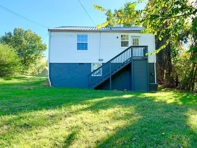 Building Photo - 47 Maple St