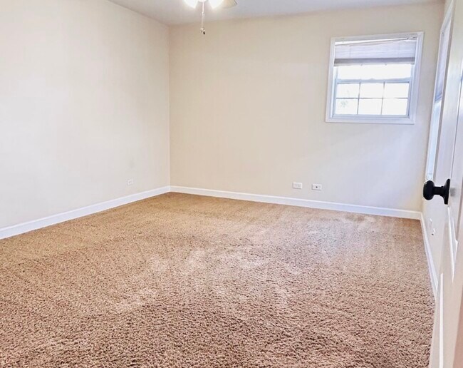 Building Photo - 988 Sheridan Cir