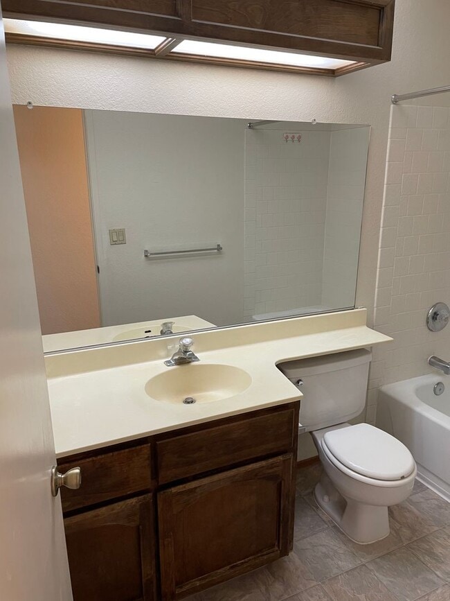 Building Photo - 3 Bedroom 2 Bathroom in Pocket