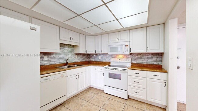 Building Photo - 18011 Biscayne Blvd