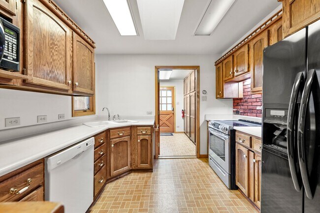 Building Photo - Mountain Life & Views- 4 bed 2 bath