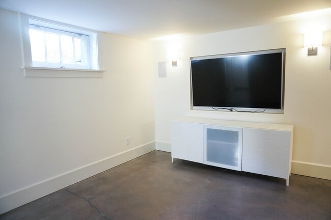 Building Photo - Dream Home in the Southwest Hills! Your Pa...