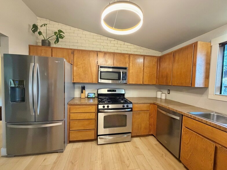 Building Photo - 2028 N Havichur Loop