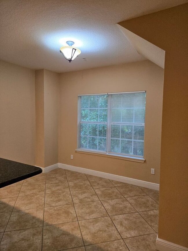 Building Photo - Beautiful 3 bed 3 bath town home