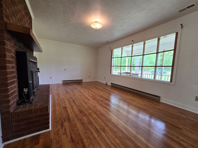 Building Photo - Enjoy Country Living in 3 Bed, 2 Bath, Brick Ranch