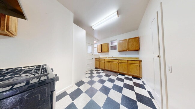Building Photo - 2233 Judah St