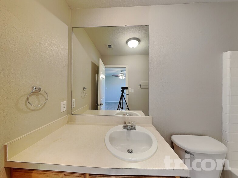 Building Photo - 214 Dean Ct