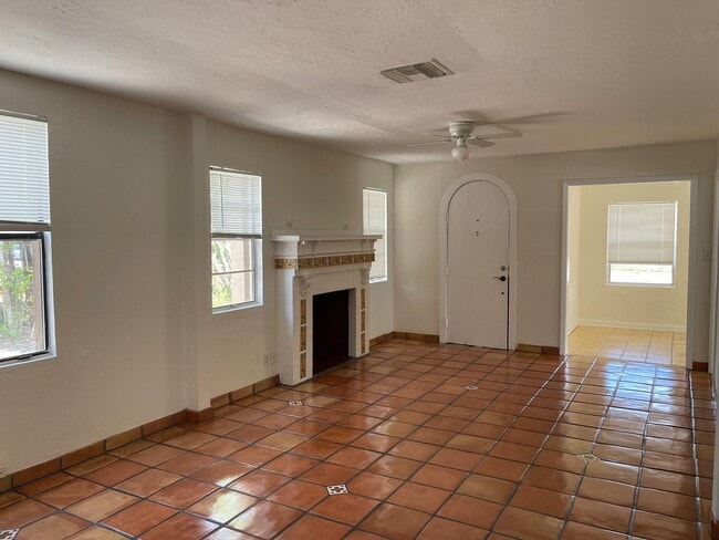 Building Photo - 440 El Vedado
