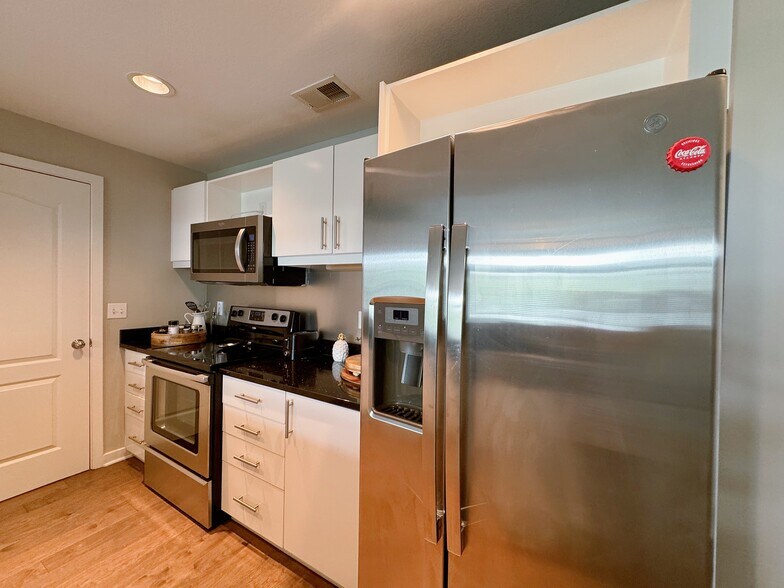 Kitchen - 390 17th St NW
