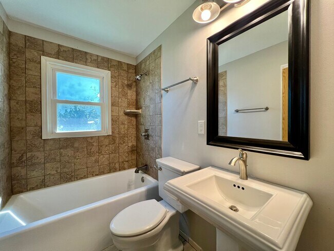 Building Photo - Beautiful 4-Bed, 2-Bath Single-Family Home!