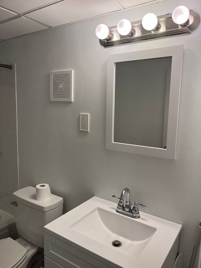 Building Photo - Bright & Sunny 2 Ba / 1 Ba Condominium