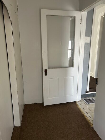 Building Photo - 604 E 5th St