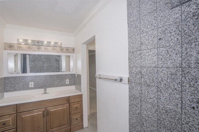 Building Photo - 16900 Wellborne Rd