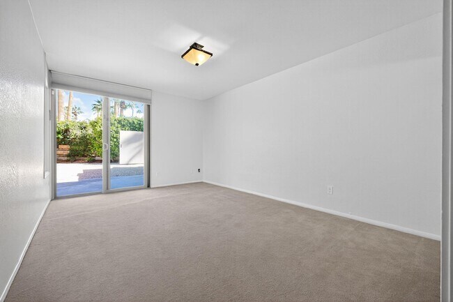 Building Photo - 985 N Tuxedo Cir